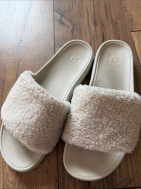Lululemon Restfeel Fleece Sherpa Slides - Ivory / Cream - Women’s Size 10